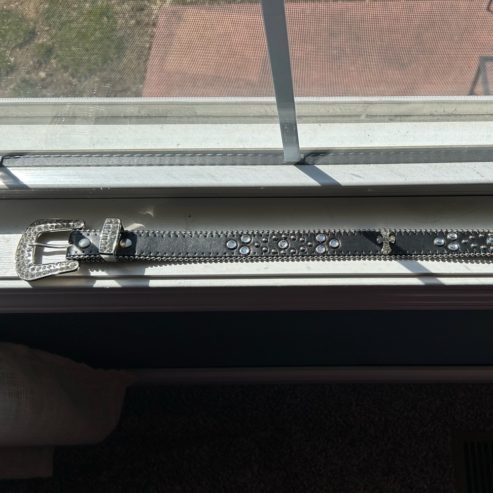 Women’s M/L black rhinestone western belt